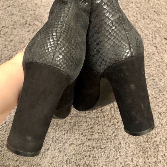 Anne Klein black Booties, Size 6.5 Mixed material (suede leather and fur) - Picture 4 of 4